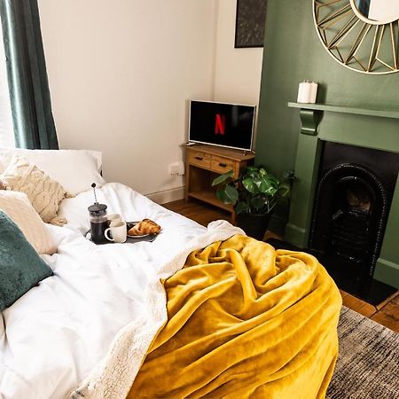 Central Plymouth Georgian Apartment - Sleeps 5 - Private Parking - By Habita Property 외부 사진