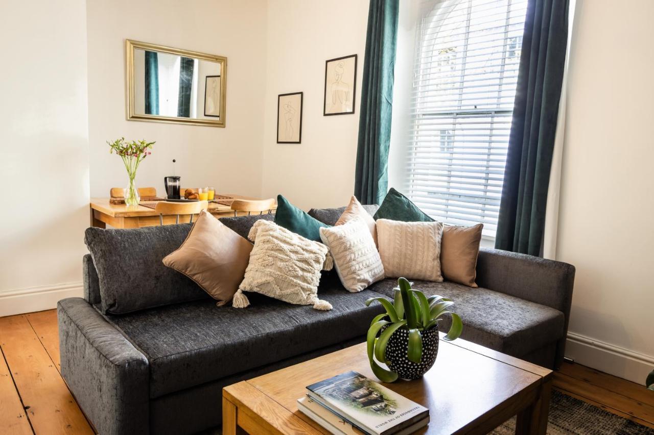 Central Plymouth Georgian Apartment - Sleeps 5 - Private Parking - By Habita Property 외부 사진