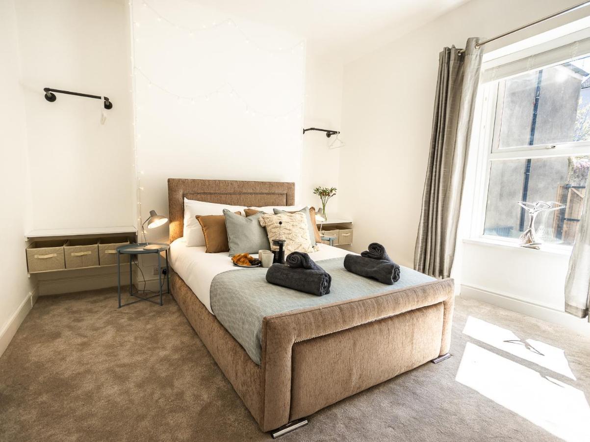 Central Plymouth Georgian Apartment - Sleeps 5 - Private Parking - By Habita Property 외부 사진